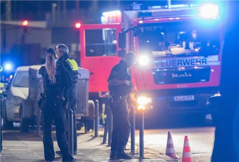 Einsatzkräfte der Feuerwehr mussten am Mittwochabend bei einem Unfall in der Lloydstraße helfen (Symolbild).