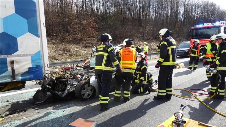Einsatzkräfte der Feuerwehr sind am Unfallort auf der Autobahn A7 nahe Göttingen.
