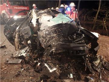 Einsatzkräfte der Feuerwehr Sittensen holten den 45-Jährigen mit schwerem Rettungsgerät aus dem Fahrzeugwrack. Doch für ihn kam jede Hilfe zu spät.
