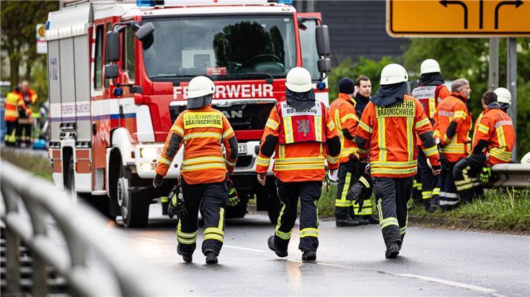 Großbrand in Braunschweig unter Kontrolle Einsatzkräfte der Feuerwehr stehen bei einem Großbrand in einem Braunschweiger Industriegebiet.