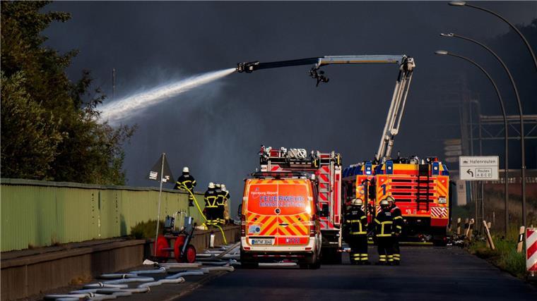 Hunderte Feuerwehrleute löschen Großbrand in Hamburg Einsatzkräfte der Feuerwehr versuchen, einen Brand in einem Industriegebiet im Hamburger Hafen zu löschen.