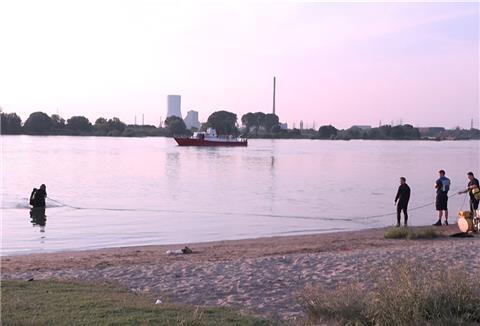 Einsatzkräfte der Polizei, Feuerwehr und DRLG suchen im Rhein nach zwei vermissten Mädchen.