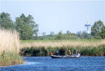 Einsatzkräfte der Polizei fuhren bei der Suche nach dem vermissten Arian mit Spürhunden auf einem Schlauchboot über die Oste. Der sechs Jahre alte Arian aus Elm, einem Ortsteil von Bremervörde, bleibt weiter vermisst. 