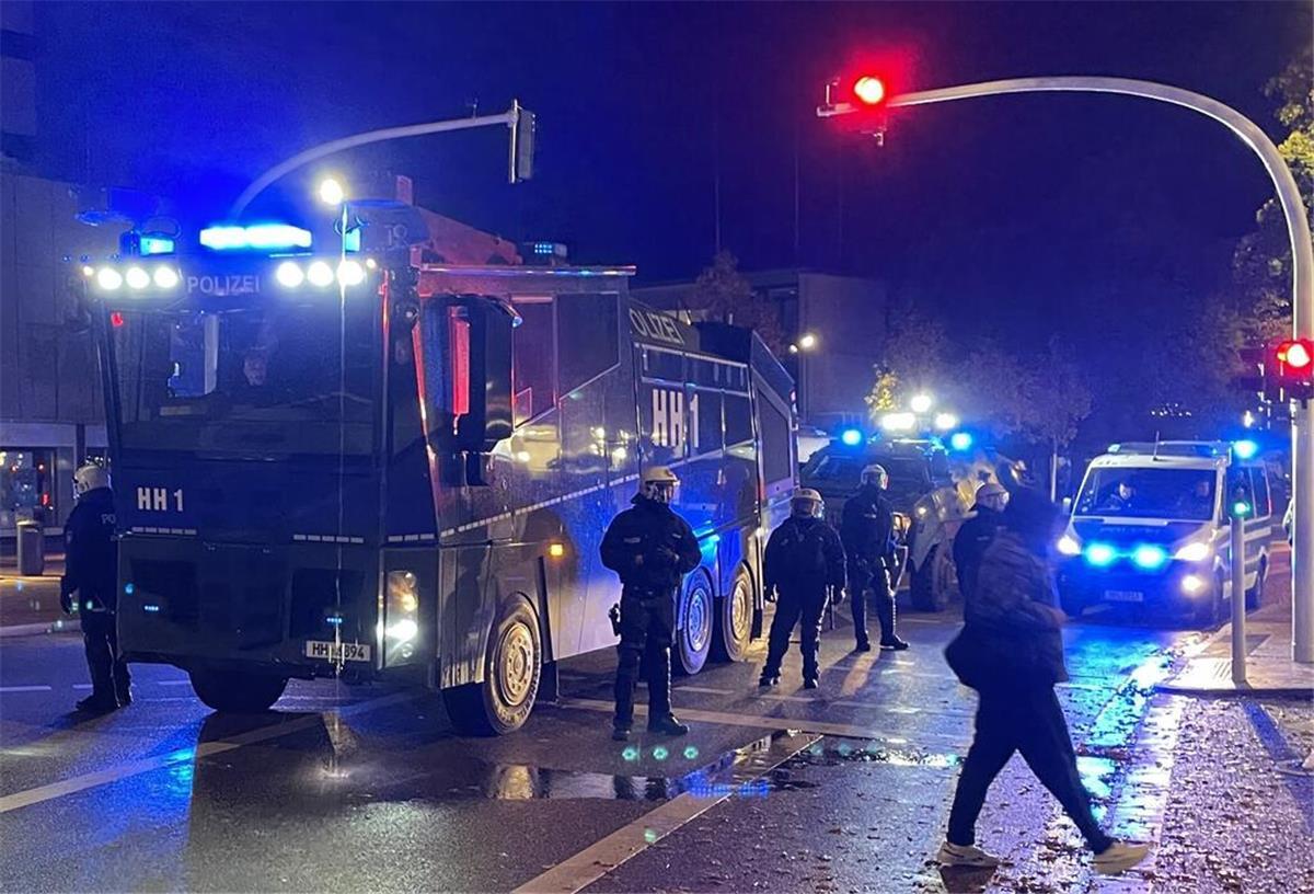 Einsatzkräfte der Polizei haben es in Hamburg-Harburg mit Randalierern zu tun.
