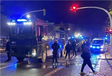 Einsatzkräfte der Polizei haben es in Hamburg-Harburg mit Randalierern zu tun.