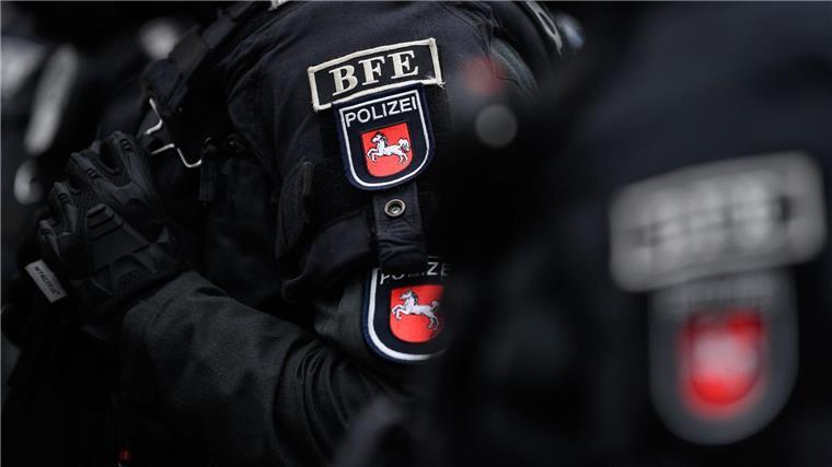 Einsatzkräfte der Polizei stehen bei einer Demonstration des „Göttinger Bündnisses gegen Rechts“.