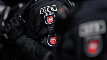 Einsatzkräfte der Polizei stehen bei einer Demonstration des „Göttinger Bündnisses gegen Rechts“.