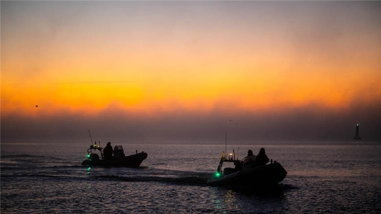 Einsatzkräfte der Wasserschutzpolizei sichern den Hafen, in dem das Spezialschiff "Pacific Grebe" angelegt hat