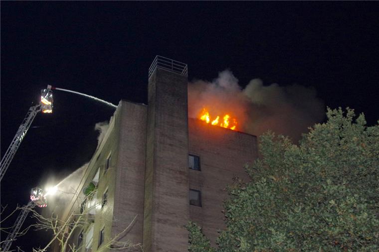 Einsatzkräfte der Feuerwehr löschen in Delmenhorst einen Brand in einem Hochhaus. 