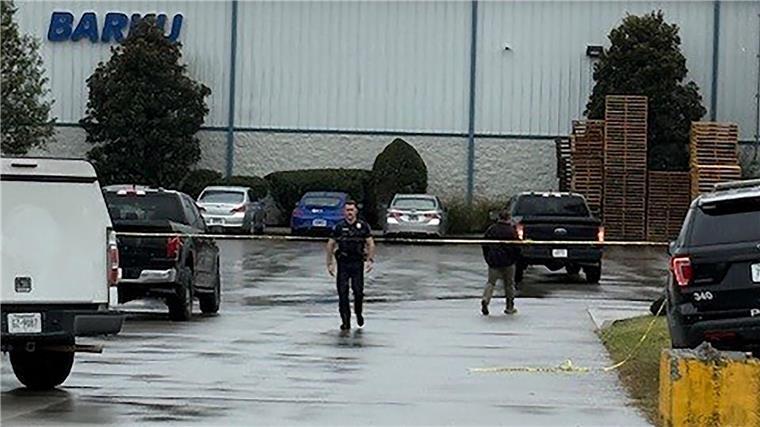 Einsatzkräfte des Cleveland Police Departments ermittelten auf dem Firmengelände. 