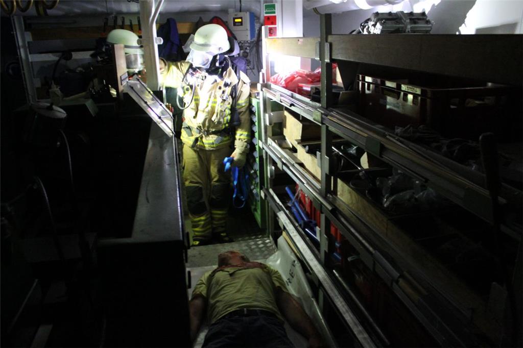 Einsatzkräfte finden bei der Übung einen Verletzten. Foto: Havariekommando