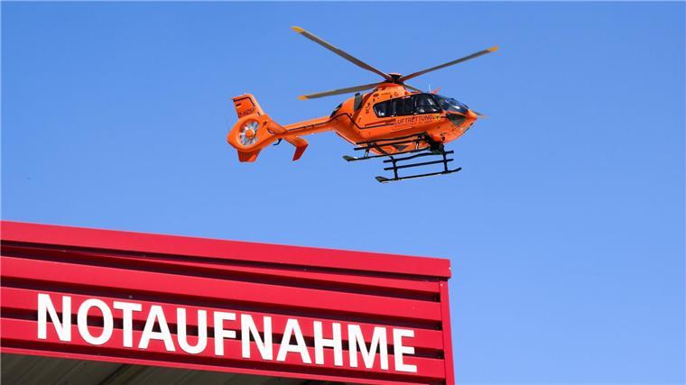 Autofahrer bei Unfall eingeklemmt und schwer verletzt Einsatzkräfte flogen den Autofahrer in eine Klinik. (Symbolbild)