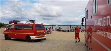 Einsatzkräfte haben zwei Leichen aus der Elbe bei Krautsand geborgen.