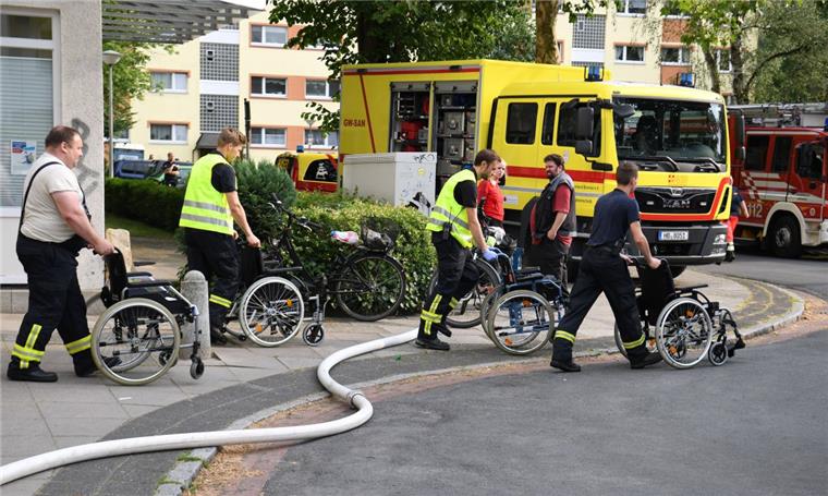 Nach Großbrand: Bremer Pflegeheim soll bis Mitte 2020 saniert sein Einsatzkräfte schieben leere Rollstühle aus dem Pflege- und Altenheim. Das gesamte Dach des Heims ist abgebrannt.