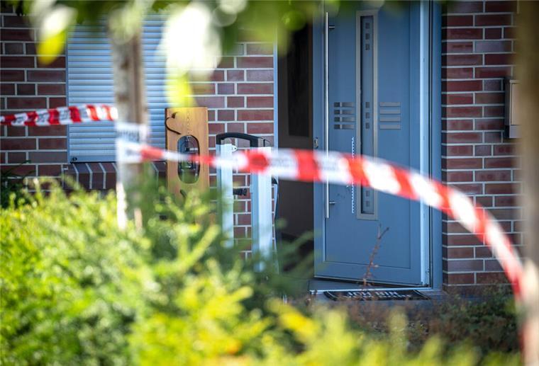 Einsatzkräfte sichern Spuren am Tatort, nachdem ein 34-Jähriger dort seine Lebenspartnerin getötet haben soll. Wie die Polizei mitteilte, starb die 30-Jährige im Wohnhaus der beiden. Der Mann meldete sich bei der Polizei und wurde festgenommen. Die Polizei prüft, ob ein Brand in Gyhum im Zusammenhang mit der Tat steht.