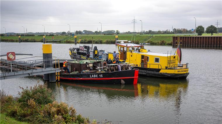 Binnenschiff drohte zu sinken – Öl lief in die Weser Einsatzkräfte sind auf der Suche nach dem Leck im Schiff.