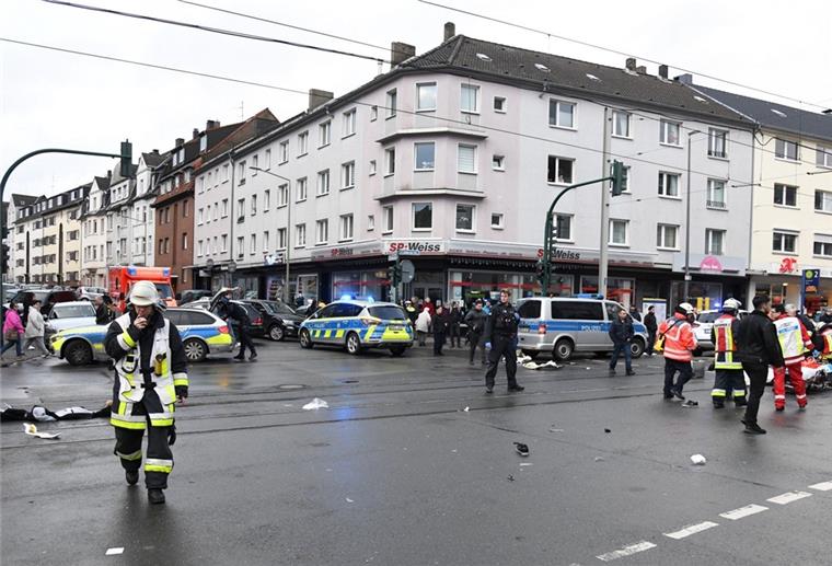 Essen: Seniorin fährt in Menschenmenge - zwölf Verletzte Einsatzkräfte stehen nahe einer Straßenbahn-Haltestelle, an der eine Seniorin in eine Menschenmenge gefahren war.