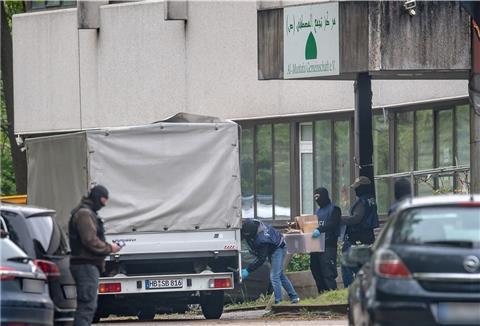 Einsatzkräfte tragen Kisten aus der Moschee der Al-Mustafa-Gemeinschaft in Bremen. Bundesinnenminister Seehofer hat ein Betätigungsverbot für die Hisbollah ausgesprochen.