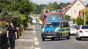Einsatzkräfte von Feuerwehr und Polizei kontrollieren im Evakuierungsgebiet, dass Anwohner ihre Häuser verlassen.