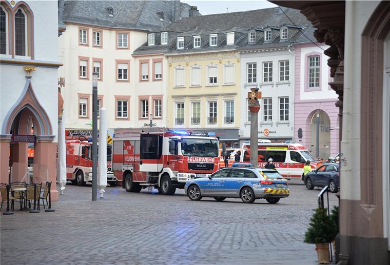 Auto erfasst und tötet vier Menschen in Trierer Fußgängerzone Polizei und Feuerwehr stehen in der Trierer Fußgängerzone.