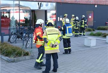 Einsatzkräfte vor dem Havenhostel Cuxhaven: Mitarbeiter hatten bereits versucht, das Feuer zu löschen.