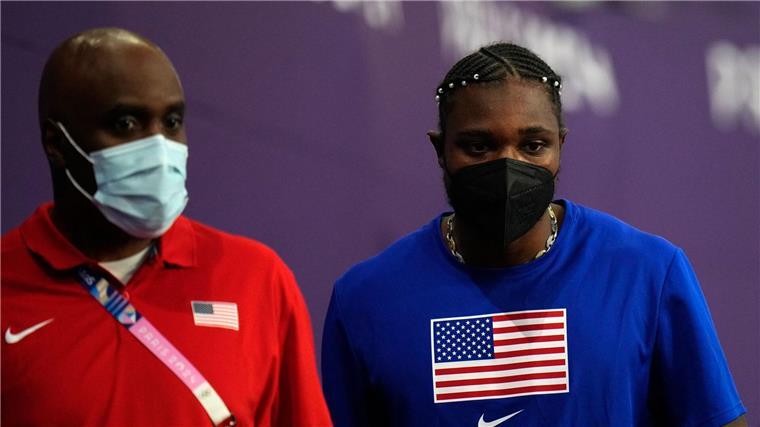 Einst der Alltag, jetzt ungewohnt: Sportler wie Lyles (r) mit Maske.