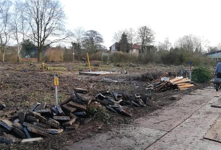 Einst ein Minigolfplatz, bald Standort für die neuen Kita-Container. Gegenüber des Störtebeker-Bades wird derzeit das Gelände hergerichtet. 