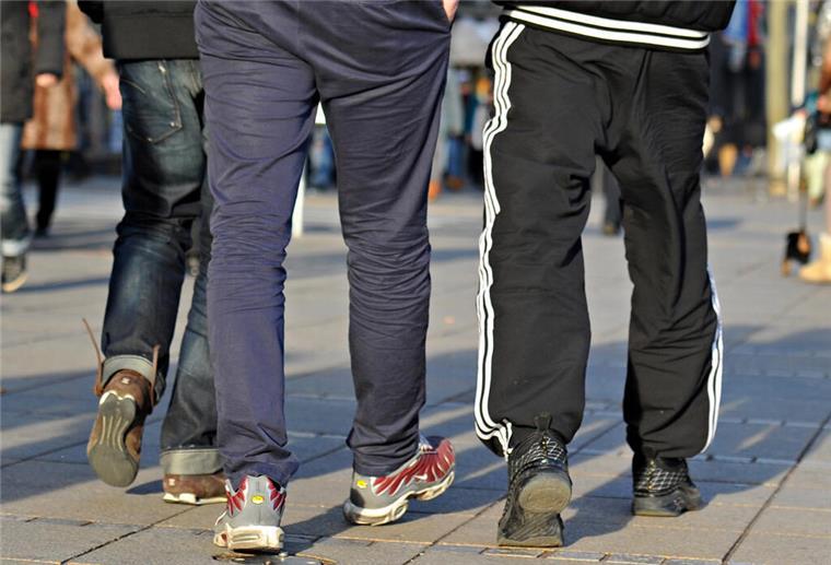 „Tag der Jogginghose“ feiert Bequemlichkeit In Jogginghosen gehen junge Männer die Königstraße entlang.