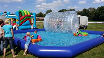 Einsteigen bitte: In der Wasserrolle kann man bei der Abschlussparty übers Wasser krabbeln.