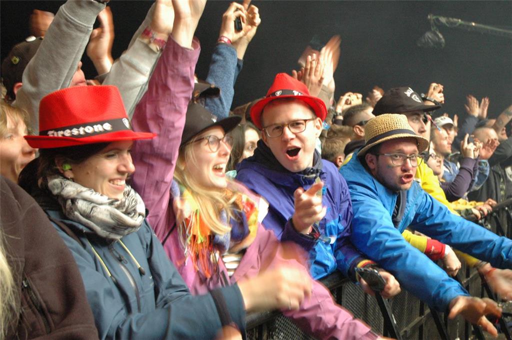 Einstimmung auf den nächsten Gig: Hurricane-Fans in der ersten Reihe.