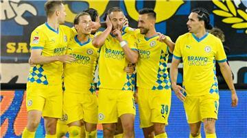 Eintracht Braunschweig hat das Relegationshinspiel zur 2. Bundesliga beim 1. FC Saarbrücken gewonnen.