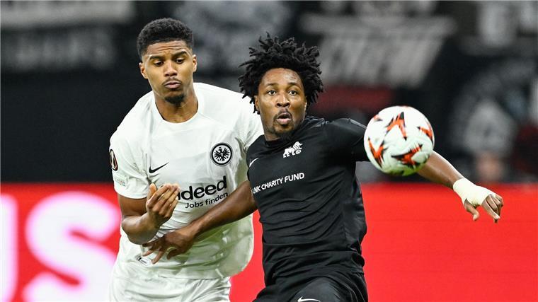 Eintracht Frankfurt mit Aurèle Amenda (l) tat sich gegen Riga lange Zeit schwer.