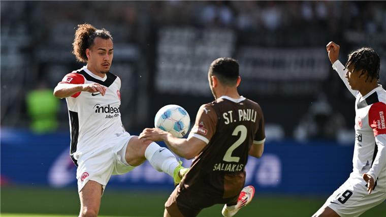 Eintracht Frankfurt um Arthur Theate (l) und der FC St. Pauli mit Manolis Saliakas lieferten sich eine wilde Anfangsphase.