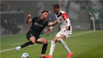 Eintracht Frankfurt um Hugo Ekitiké (r) musste im Pokalspiel gegen Borussia Mönchengladbach wegen eines frühen Platzverweises lange in Unterzahl spielen.