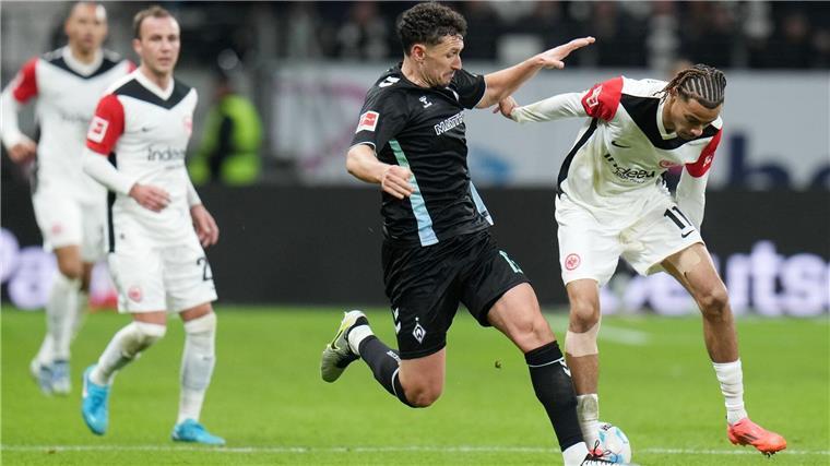 Eintracht Frankfurt um Hugo Ekitiké (r) und Werder Bremen um Milos Veljkovic (l) lieferten sich viele harte Zweikämpfe.