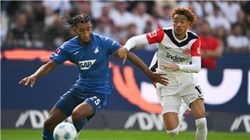 Eintracht Frankfurts Stürmer Hugo Ekitiké (r) erzielte gegen die TSG 1899 Hoffenheim das 1:0.