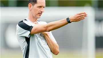 Eintracht Frankfurts Trainer Dino Toppmöller hofft auf einen guten Start in die Europa League.