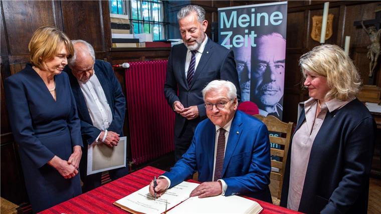 Eintrag des Bundespräsidenten ins Goldene Buch der Stadt Lübeck.