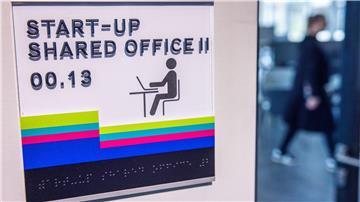 Einzelarbeitsplätze in einem Gemeinschaftsbüro stehen in einbem Start-up- und Gründungszentrum für die Nutzer bereit.