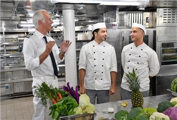 Einzig der Kreuzfahrtdirektor Oskar Schifferle (Harald Schmidt, l.) erkennt das große Potenzial der Brüder Cem (Bülent Ceylan, M.) und Hassan Meierbrink (Özcan Cosar, r.) und will sie auf der Showbühne auftreten lassen.