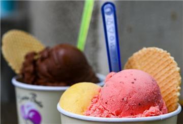 Eiskugeln im Becher