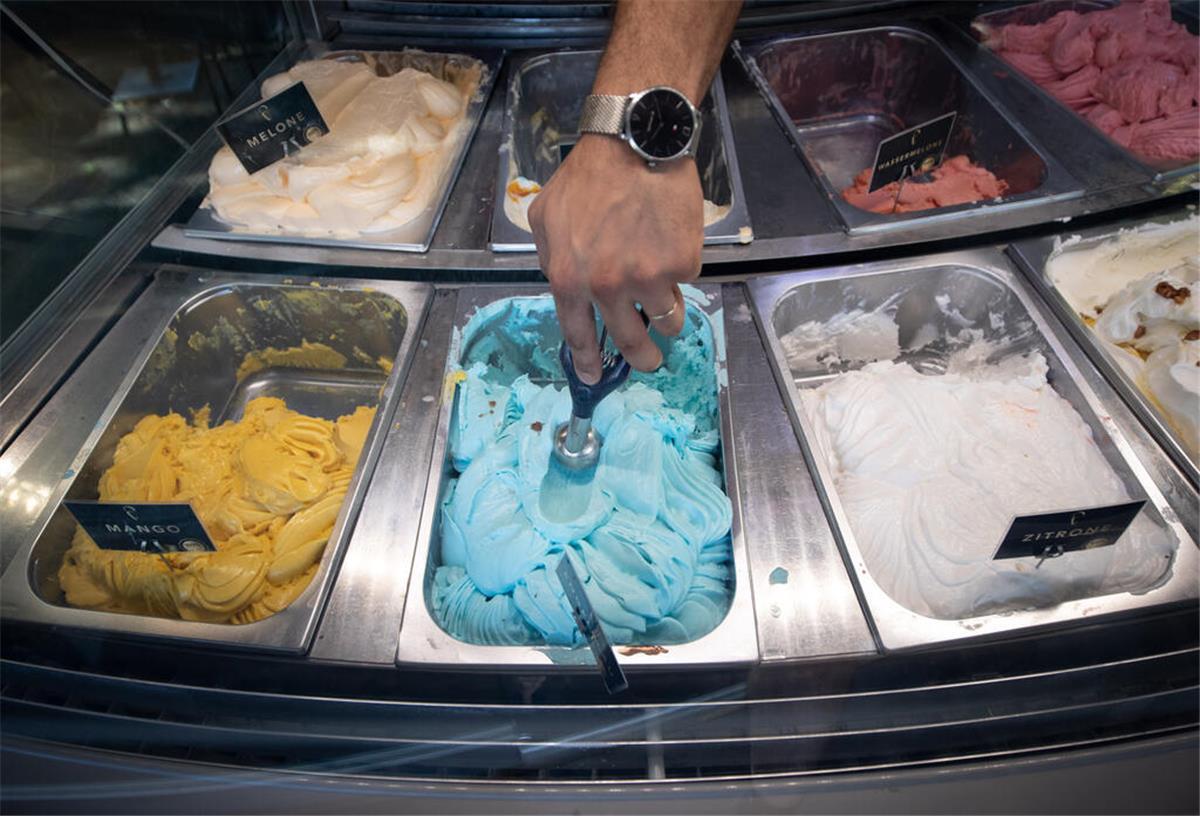 Diese nie geöffnete Eisdiele in Bremerhaven steht bei Kleinanzeigen zum Verkauf Eine Kugel Erdbeereis wird in der Eisdiele «Eiskultur» in Schöneweide auf eine weitere Kugel in einem Waffelhörnchen gesetzt.