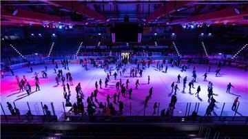Besucher fahren in der Eisarena Bremerhaven