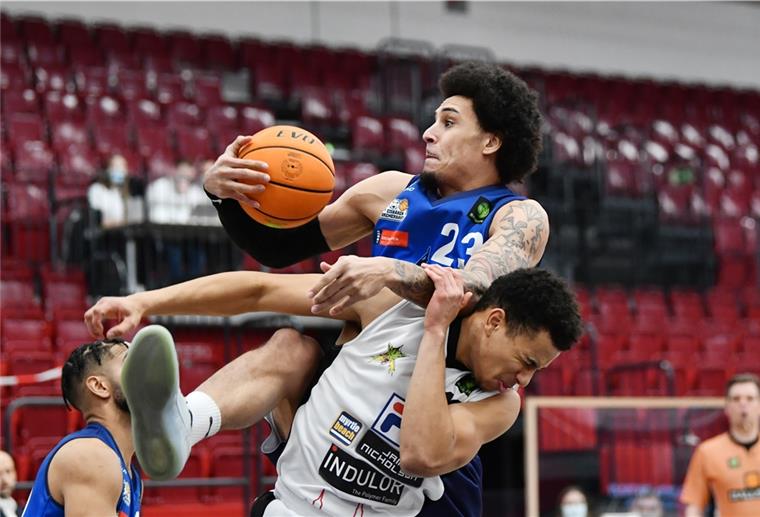Die Eisbären schaffen im Nordderby spät die Wende Eisbären-Center John Bohannon sichert sich auf etwas rustikale Art einen Rebound. Bremerhaven gewann das Nordderby in Quakenbrück gegen die Artland Dragons.