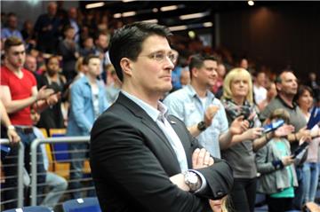 Eisbären-Geschäftsführer Jan Rathjen sieht der Kooperation mit Rot-Weiss Cuxhaven hoffnungsfroh entgegen. Foto Scheer