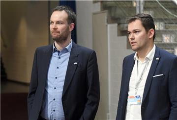 Eisbären-Geschäftsführer Nils Ruttmann (links), hier mit Marketingleiter Daniel Orth, hat durchlebt mit seinem Team eine turbulente Zeit. Positive Corona-Tests und Spielverlegungen prägen derzeit die Nachrichten rund um die Korbjäger. Doch es gibt auch gute Nachrichten.