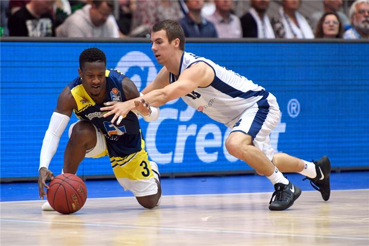 Eisbären glauben an ihre Chance gegen Meister Bamberg Eisbären mit Biss: Lars Wendt (rechts) macht seinem Gegenspieler das Leben schwer. Diese Einstellung ist auch am Sonntag im Heimspiel gegen Brose Bamberg gefragt.