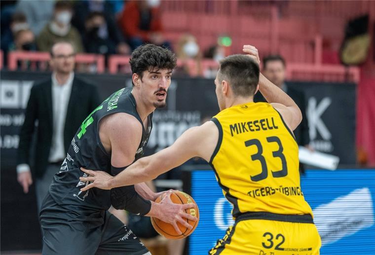 Der Kader der Eisbären wird immer internationaler Bernat Vanaclocha Sanchez (links) ist Spanier und spielt als Basketball-Profi bald in Bremerhaven.