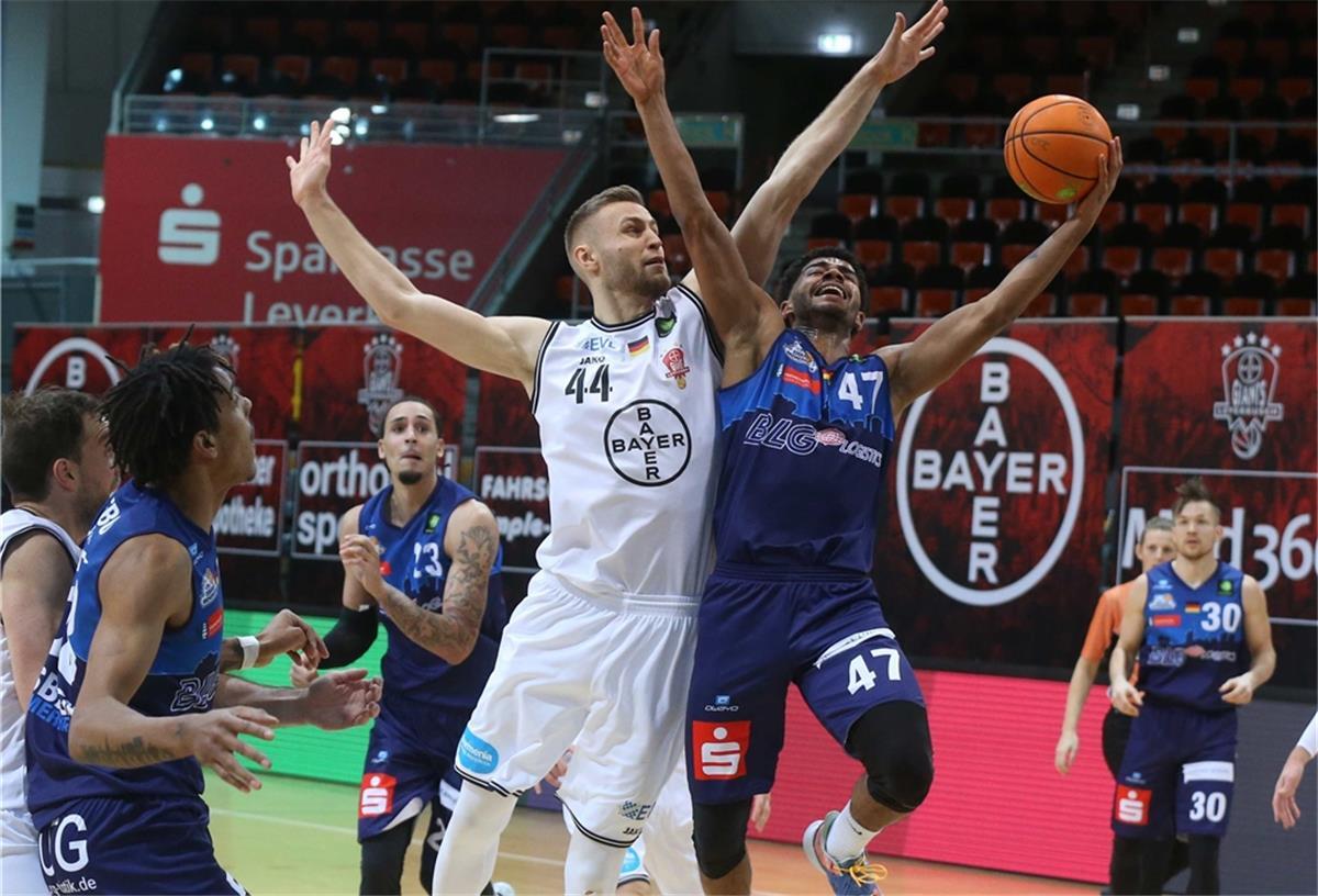 Eisbären-Profi Marvin Heckel wird beim Zug zum Korb von Leverkusens Marko Bacak gestoppt.