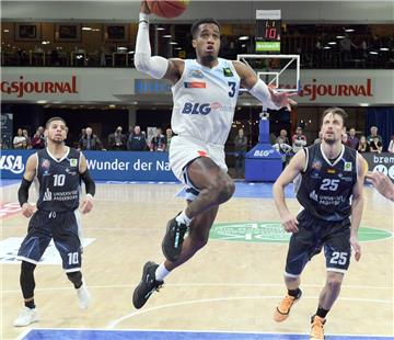 Eisbären-Spielmacher Kasey Hill (Mitte) steuerte 17 Punkte zum Heimsieg gegen Kirchheim bei.